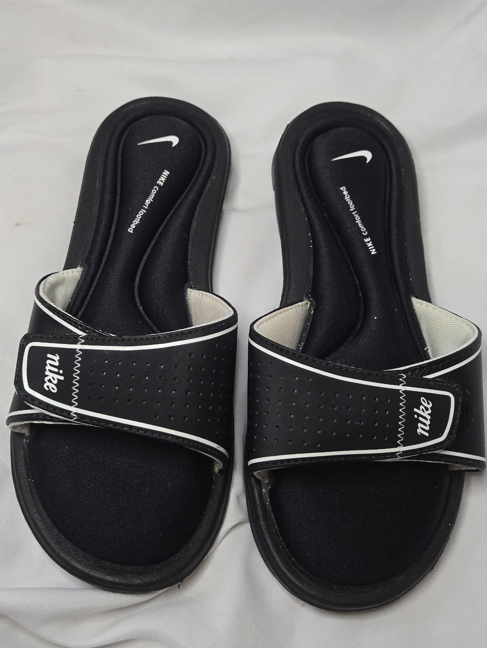 3/$25! Nike Comfort Cushion Black Slide Sandals White Accents Women's 8 - Picture 2 of 6